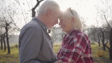 Kafkasyalı mutlu bir aile, gün ışığında başı eğik bir şekilde ayakta duruyor. Olgun Avrupalı çift güneşli bir akşamı dışarıda geçiriyor. Birlikte yaşlanmak, sonsuz aşk kavramı..