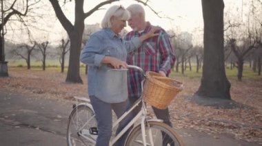 Beyaz adam güzel karısına bisiklete binmesi için yardım ediyor. Emeklilikten sonra dışarıda dinlenen Avrupalı bir aile var. Birlikte yaşlanmak, sonsuz aşk kavramı..