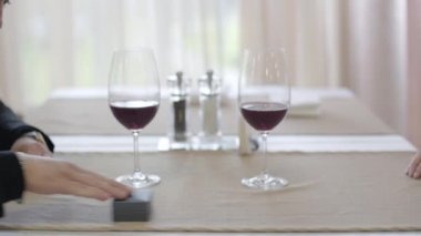 Tanımlanamayan bir adam restoranda kadına evlenme teklif ediyor ama kadın onunla evlenmeyi reddediyor. İnsanlar yüzükle kutuyu değiştirirken masada duran kırmızı şaraplı iki bardak. Evlilik reddediliyor, reddediliyor.