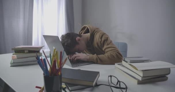 Estudiante universitario caucásico despertar y empezar a escribir en el teclado del ordenador portátil. Retrato de chico morena impactada estudiando en línea en casa. Agotamiento, cansancio, exceso de trabajo, educación. Sede del cine 4k ProRes . — Vídeo de stock