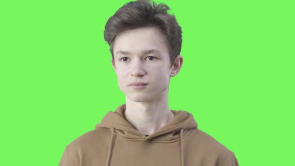 Κοντινό πλάνο ενός αγοριού που κάνει μια χειρονομία προσώπου. Προσωπογραφία σοκαρισμένου Καυκάσου εφήβου που εκφράζει επικά συναισθήματα αποτυχίας. Χρώμιο, πράσινο φόντο οθόνης. — Αρχείο Βίντεο