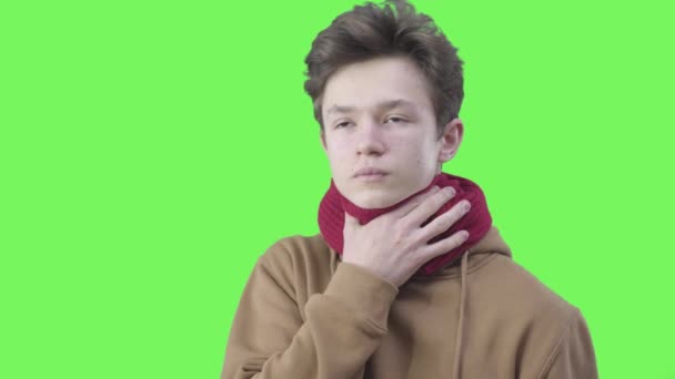 Молодий кавказський хлопчик страждає від болю в горлі та грудях. Портрет хворого підлітка, який кашляє на зеленому екрані. Медичний стан, охорона здоров'я, хвороби. Chromakey, Covid-19. — стокове відео