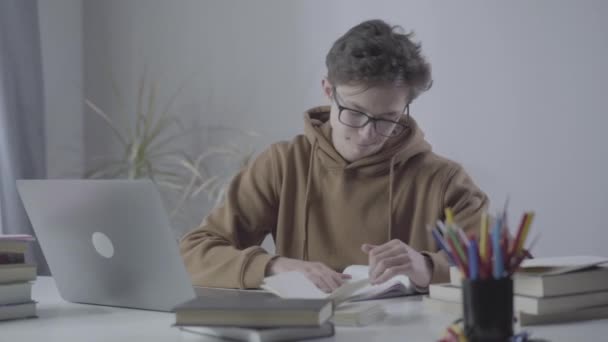 Vooraanzicht van nerveuze gestresste tiener die verkreukeld papier naar de camera gooit. Portret van een blanke jongen moe van het studeren. Overwerken, onderwijs, levensstijl, adolescentie. — Stockvideo