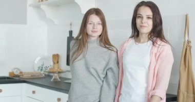 Lezbiyen çift parmaklarında alyanslarla böbürleniyorlar. Kapalı alanda poz veren mutlu, evli, beyaz kadınların portresi. Homoseksüel evlilik, LGBT hakları, aynı cinsiyet, aşk. Sinema 4k ProRes Merkezi.