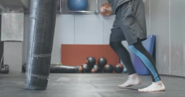운동 선수인 코카서스 인 이 스포츠 클럽에서 마네킹 과싸우고 있어. 자신감 있는 운동 선수가 장비와 함께 체육관에서 복싱 링 훈련을 받는 모습. 혼성 무술, 스포츠. 시네마 4k ProRes HQ. — 비디오