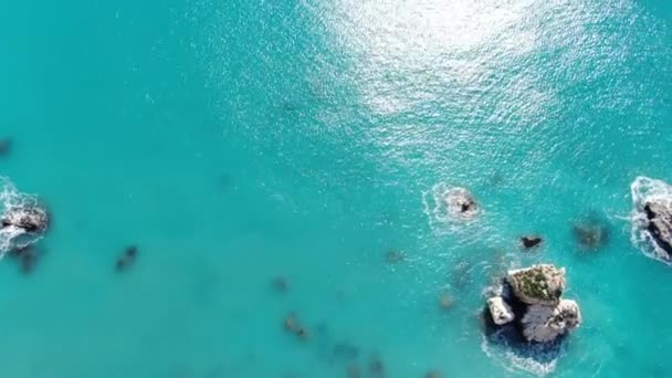 Mar Mediterrâneo espumante em raios de sol no dia de verão. Vasta paisagem marítima tiro em Chipre resort turístico. Vista aérea de ondas turquesa e azul na lagoa tropical. Paisagem, beleza, natureza, turismo . — Vídeo de Stock