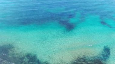 Akdeniz 'in durgun mavi ve turkuaz dalgaları. Kıbrıs 'taki turizm beldesinde kristal berrak su. Turizm, doğa, güzellik, deniz manzarası.