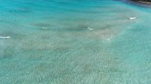 Extremo tiro ancho de fondo de mar arenoso con olas de color turquesa del mar Mediterráneo sobre él. Vista aérea del hermoso complejo de Chipre con agua transparente cristalina espumosa. Turismo, vacaciones, naturaleza . — Vídeos de Stock