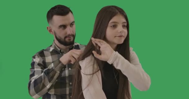 Portrait d'adolescente et jeune homme peignant ses cheveux. Père caucasien blessant sa fille et s'excusant. Fond d'écran vert, chromatique. Siège social Cinema 4k ProRes . — Video