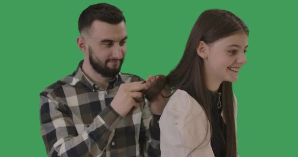 Rire adolescente brune attendant que son père s'occupe de ses cheveux. Choqué homme caucasien barbu prenant la tête avec les mains et soupirant. Soins, mode de vie, famille. Chromakey. Siège social Cinema 4k ProRes . — Video