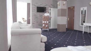 Profesyonel hizmetçi otel odasına temizlik arabasıyla giriyor. Lüks bir tatil köyünde, üniformalı, beyaz, ciddi bir kadın. Turizm, temizlik, hizmet.