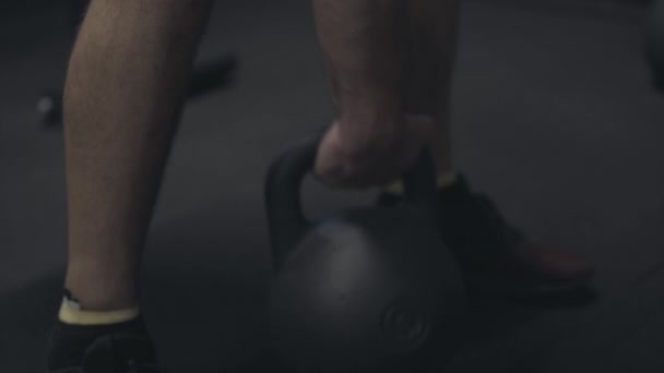 La cámara sigue al joven levantando pesas. Deportista atlético atlético guapo caucásico haciendo ejercicio en el gimnasio. Cámara en vivo. Deporte, levantamiento de pesas, musculación, masculinidad, estilo de vida . — Vídeos de Stock