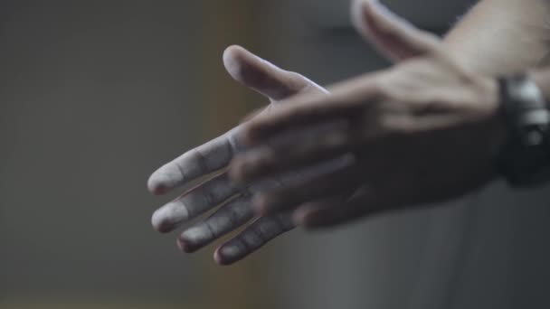 Detailní záběr mužských rukou tleskajících ve tmě. Nerozpoznatelný muž kulturista školení v tělocvičně. Sport, mužnost, životní styl, síla. — Stock video