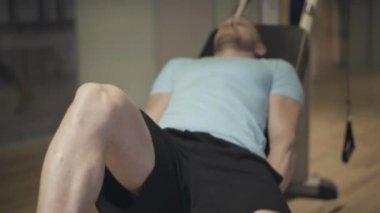 Yerçekimi makinesinde güçlü, sağlıklı, beyaz sporcu eğitimi. Spor salonunda egzersiz yapan formda bir gencin portresi. Spor, sağlıklı yaşam tarzı, güç, dayanıklılık, sağlık.
