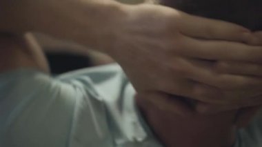 Her iki tarafa dönen tükenmiş sporcunun aşırı yakın çekim yüzü. Spor salonunda egzersiz yapan beyaz bir gencin portresi. Spor konsepti, sağlıklı yaşam tarzı, sağlık, aşırı çalışma..