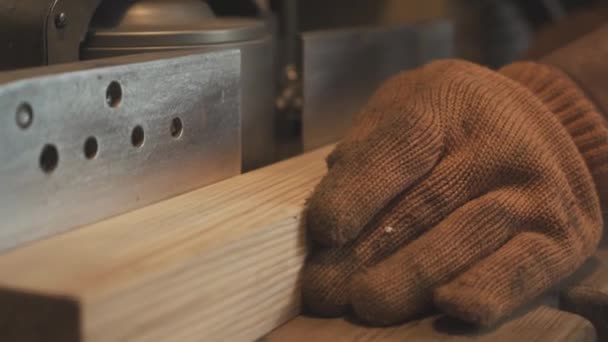 Extremo primer plano de hombre caucásico mano pulido artículo de madera. Hombre mayor irreconocible en guantes de trabajo que fabrican madera usando la máquina de pulir. Aficion, profesional, ocupación, artesanía . — Vídeos de Stock