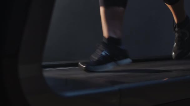 Närbild av manliga kaukasiska fötter i sneakers körs på löpband. Oigenkännlig idrottsman joggar i gymmet. Hälsa, livsstil, idrott, fitness, cardio. — Stockvideo