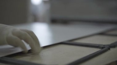 Metal levha fabrikaya giriyor. Bitki üzerinde folyo kapağı üretimi. Yemek konteynırlarının üretimi. İş, üretim.