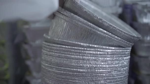 Close-up pila di contenitori di metallo piatto rotondo. Mani femminili in guanti che selezionano prodotti finiti in fabbrica. Fabbricazione, commercio, trasportatore, linea di produzione. — Video Stock