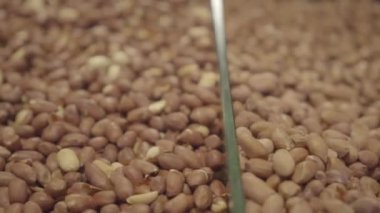 Kamera raflarda farklı tipte fındıklar ile hareket ediyor. Markette satılık organik sağlıklı yiyeceklerin yakın çekimi. Vejetaryenlik, vejetaryen yemekleri, aşçılık, sağlıklı beslenme. S-log 2.