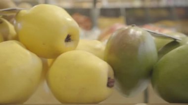 Market rafında taze meyveler arasında hareket eden bir kamera. Süpermarkette satılık lezzetli sağlıklı yiyecekler. Vejetaryenlik, vitamin ürünleri, sağlıklı beslenme kavramı. S-log 2.