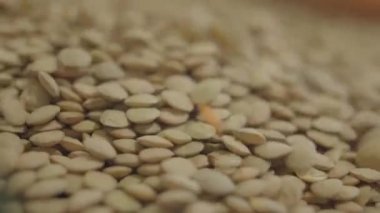 Markette kabak tohumlarının kutuya düşüşünü yakından çek. Rafta satılık bej kabuklu çekirdekler var. Yenilebilir tohum, malzemeler, mutfak, sağlıklı beslenme, vejetaryenlik. S-log 2.