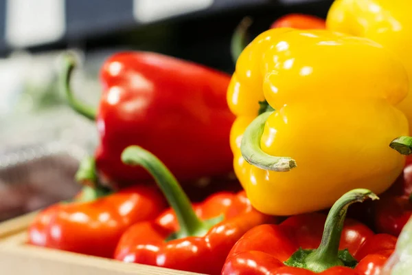 Sivunäkymä keltainen paprika makaa punainen paprika hyllyllä. lähikuva tuoreita maatalouden vihanneksia päivittäistavaroissa. Kasvisruoka, laihduttaminen, terveellinen syöminen. — kuvapankkivalokuva