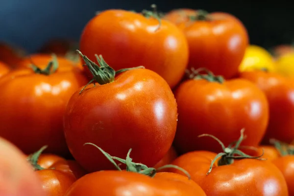 Märät tuoreet tomaatit supermarketin hyllyllä. Punaisia luomuvihanneksia ruokakaupassa. Terveellinen kasvisruoka, ravitsemus, ruokavalio. — kuvapankkivalokuva