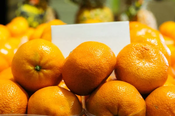 Nærbilde av tangeriner i dagligvarer. Oransje, økologisk velsmakende frukt på hylla i supermarkedet. Vitaminer, kosthold, vegansk mat, sunt kosthold. – stockfoto