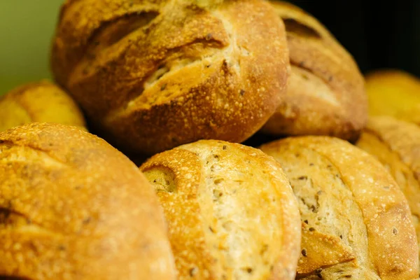 Frisch gebackene Brotlaibe liegen im Regal eines Lebensmittelgeschäfts. Würzige Bäckerei im Supermarkt. Einzelhandel, Lebensmittel. Stockbild