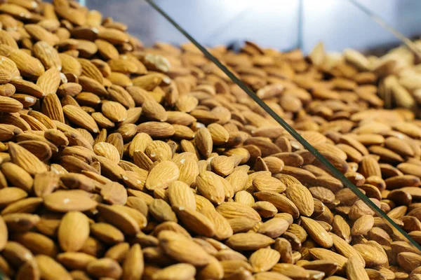 Mantelipähkinöitä ruokakaupassa. Terveellinen raaka ruoka ihmisille, joilla on laktoosi-intoleranssi ja kasvissyöjiä. Terveellinen syöminen, ravitseva välipala, vieroitusvalmiste, superruoka. kuvapankkikuva