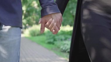 Güneşli bir yaz gününde, kadın ve erkeğin yakın çekimleri dışarıda geziniyor. Tanımlanamayan Müslüman Ortadoğu 'lu karı-koca, geleneksel kıyafetlerle parkta yürüyorlar. Yaşam tarzı, birlik.