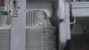 Otomatik makine tarafından depolanan aşırı yakın çekim yiyecek kapları. Fabrikada endüstriyel ekipman işleme işlemi tamamlandı. Üretim, üretim, üretim hattı, taşıyıcı.
