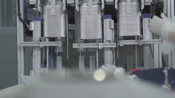 Machine industrielle empilant des produits finis en usine. Vue d'ensemble de l'équipement pour le tri des récipients de plats alimentaires. Un employé méconnaissable contrôle le processus. Ligne de montage, automatisation, fabrication — Video