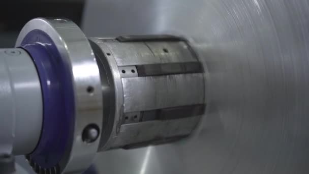 Extrémní detailní záběr automatizovaného strojního válcování hliníkových fólií. Výrobní proces na dopravníku v továrně. Výroba, výroba, výrobní linka. — Stock video