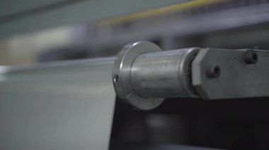 Endüstriyel ekipmanların yakın çekim detayları. Yiyecek kapları için folyo üretim makinesinin bir parçası. Üretim hattı, endüstri, üretim.