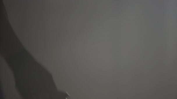 Jeune sportif caucasien sautant à la corde dans la brume. Entraînement professionnel de boxeur masculin dans un gymnase brumeux. Sport de combat compétitif, arts martiaux, mode de vie. La caméra remonte.