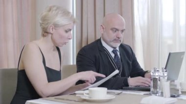 Zarif, kendine güvenen bir kadın restoranda ciddi bir işadamıyla konuşuyor. Kafe 'de yetişkin beyaz iş arkadaşlarıyla buluşacağız. Tatilde projeyi tartışan meşgul insanlar. Aşırı çalışma, yaşam tarzı, iş.