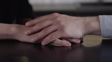 Beyaz erkeklerin el ele tutuşup yakın çekim çekimleri. Tanımlanamayan eşcinsel çift aşkı ifade ediyor. İlgi, aşk, romantizm, lgbt eşitlik, şefkat, yaşam tarzı.