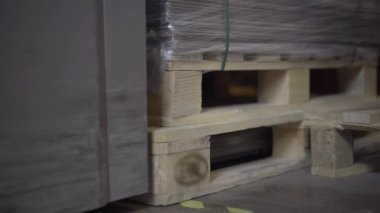 Depo yükleme makinesinde depolanan metal levhalar boyunca yukarı doğru hareket ediyor. Fabrikada nakliye işlemleri. Üretim, üretim, depolama, lojistik.