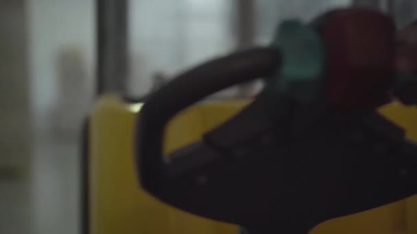 Travailleur caucasien méconnaissable tirant le produit fini sur le chariot à l'entrepôt d'usine. Employé travaillant dans une usine de fabrication. Stockage, transport, industrie.