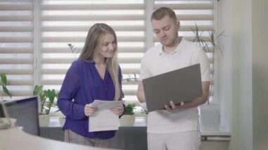 Kendine güvenen erkek doktor dizüstü bilgisayarı kapatıyor ve tatmin olmuş beyaz bir kadının elini sıkıyor. Tedarik şirketi ve hastane işbirliği anlaşması imzalıyor. Tıbbi ekip çalışması, sağlık hizmeti konsepti.