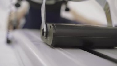 Hastanede bacak eğitimi için otomatiğe aşırı yakın çekim. Travma bilimi veya romatolojide rehabilitasyon ekipmanları. Sağlık, şifa, ilaç.