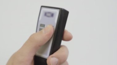 Kafkas erkeklerinin aşırı yakın çekimi dur tuşuna basıp uzaktan kumandada düğmelere basıyor. Tanımlanamayan bir adam tıbbi ekipmanları kapatıyor..