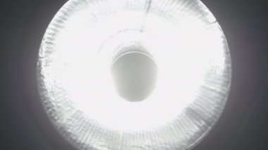 Cerrahi lambanın yakın plan açılışı. Ameliyathanede tıbbi ekipman ışığı. Hastanedeki cerrahi bölümü..