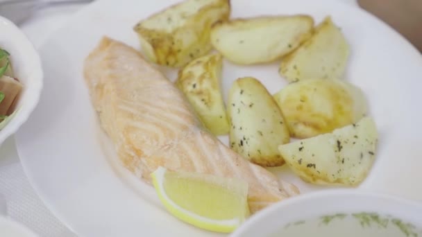 Extreme Nahaufnahme von Lebensmitteln in der medizinischen Klinik. Krankenhausspeise auf Tablett. Roter Fisch mit Kartoffeln und Salat für Patienten. — Stockvideo