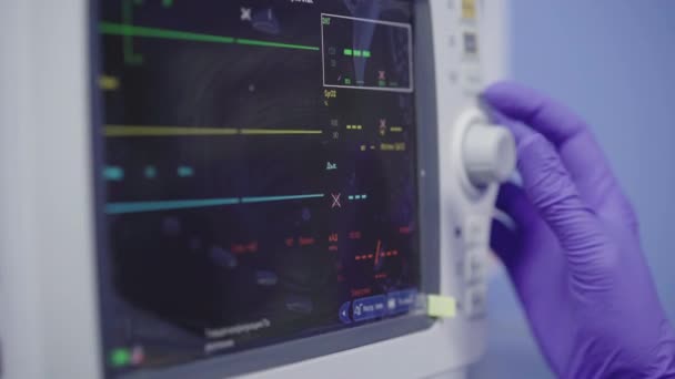 Närbild av handen i kirurgiska handskar justera utrustning i operationssalen. Oigenkännlig kirurg assistent arbetar på medicinsk klinik. — Stockvideo