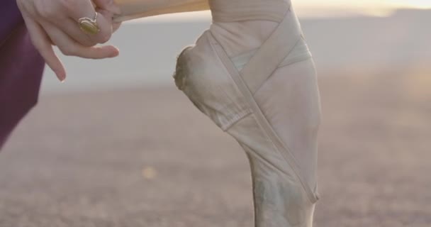 Close-up van vrouwelijke voet in puntschoenen veters strikken bij zonsopgang. Onherkenbaar slanke blanke ballerina bereidt zich voor op dans buiten. Hobby, levensstijl, gratie, schoonheid, dansen. Cinema 4k ProRes Hoofdkwartier. — Stockvideo
