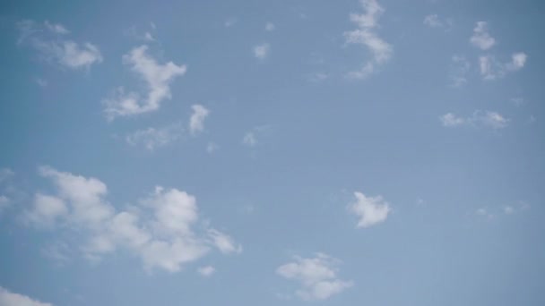 スペア雲と晴れ夏の空。カメラは速く回転する。自然の美しさ、暖かい天気、静けさ. — ストック動画