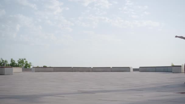 Gros plan d'un danseur de ballet professionnel qui court et saute. Vue de côté portrait de ballerine caucasienne pratiquant la danse se déplace à l'extérieur le jour ensoleillé d'été. Joie, style de vie, élégance. — Video